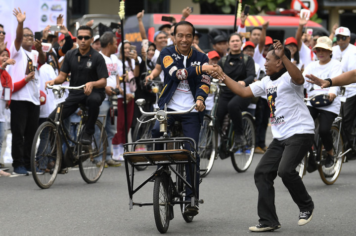 Jokowi Hadiri Deklarasi Alumni Jogja Naik Onthel