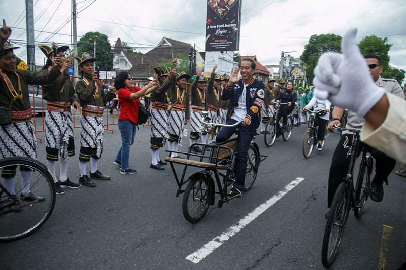 Calon Presiden nomor urut 01 Joko Widodo bersepeda menuju lokasi Deklarasi Alumni Jogja Satukan Indonesia di Stadion Kridosono, DI Yogyakarta, Sabtu (23/3/2019). FOTO/Hendra Nurdiyansyah.
