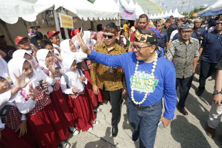 Ribuan Siswa SD di Bandung Buat Rekor Menulis Puisi