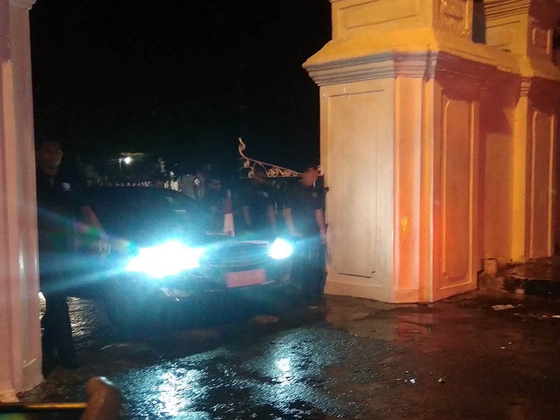 Kendaraan yang dinaiki Joko Widodo saat memasuki komplesk Keraton Yogyakarta.  Medcom.id/Ahmad Mustaqim
