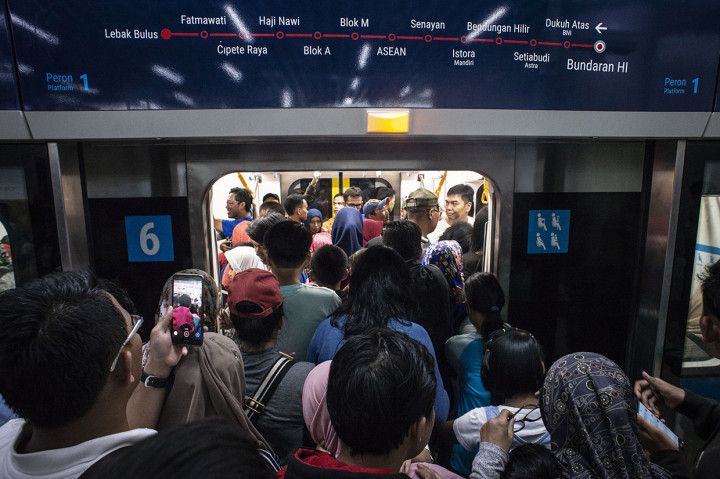 Antusiasme Warga Jajal MRT Jakarta
