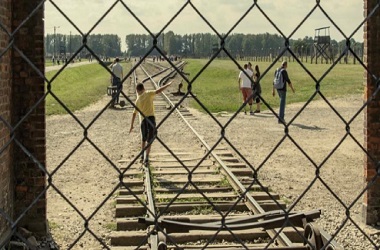 Museum Auschwitz Minta Turis Tidak Berpose di Rel Holocaust