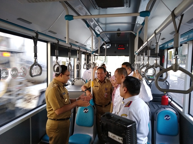 Anies <i>Ngantor</i> Naik MRT