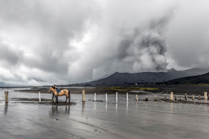 Wisatawan Boleh Menikmati Pemandangan Erupsi Bromo