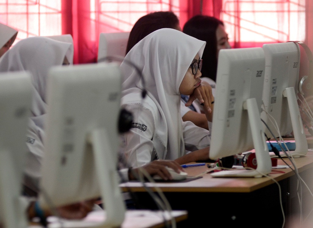 Sejumlah siswa mengikuti Ujian Nasional Berbasis Komputer (UNBK) di Sekolah Menengah Kejuruan (SMK) Negeri 3 Bandar Lampung, Lampung, ANT/Ardiansyah.