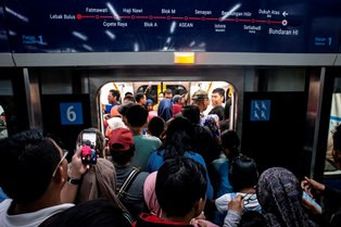 Minim Informasi Penyebab Perilaku 'Norak' Penumpang MRT