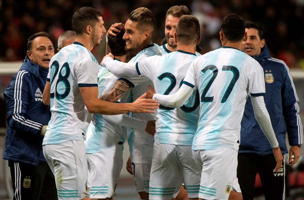 Para pemain Argentina merayakan gol yang dicetak Angel Correa ke gawang Maroko (AFP/Fadel Senna)