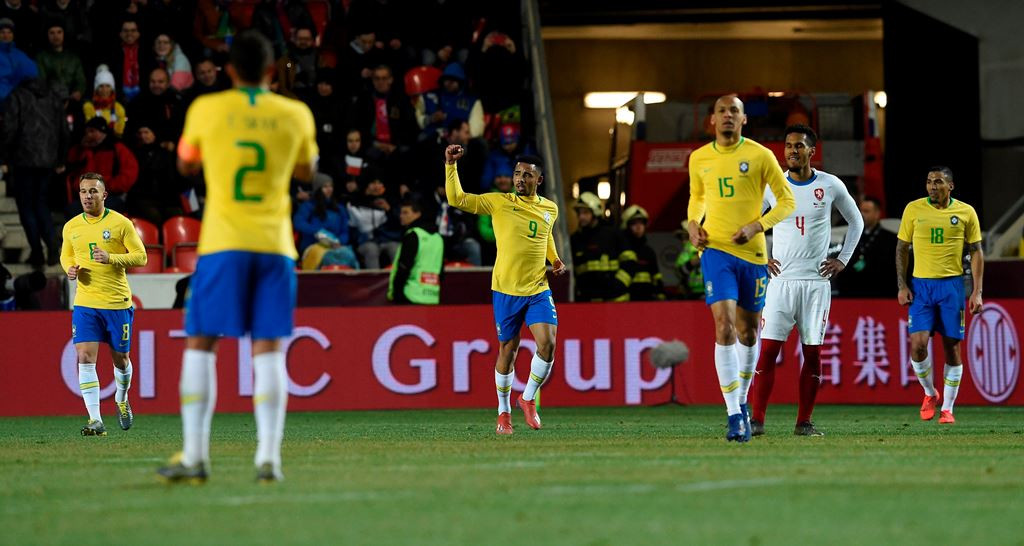 Pemain Brasil merayakan gol yang dicetak Gabriel Jesus (tengah) (AFP/Michal Cizek)