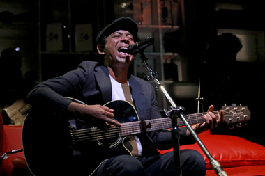 Merefleksikan Kehidupan lewat Konser Intim Adrian Yunan