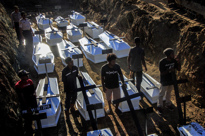 Puluhan Korban Banjir Bandang Sentani Dimakamkan Massal