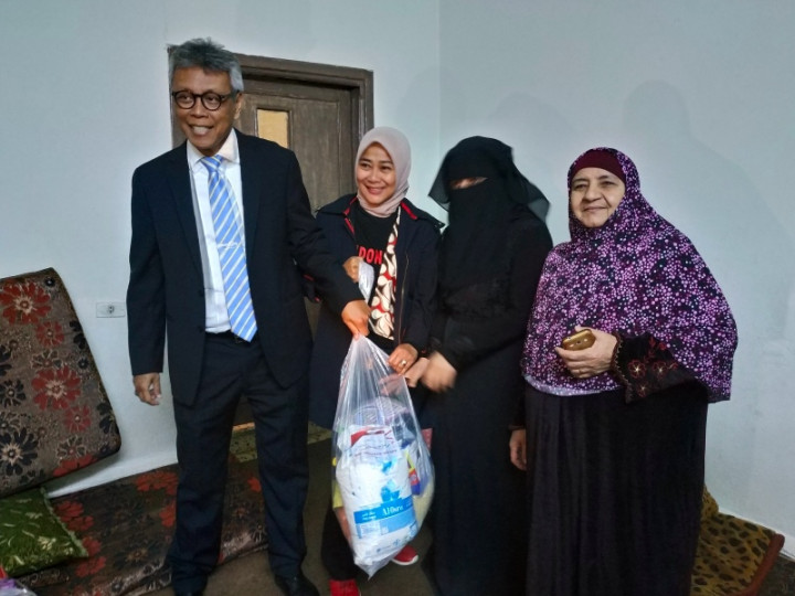 Pengungsi Suriah Terima Bantuan Sembako dari Indonesia