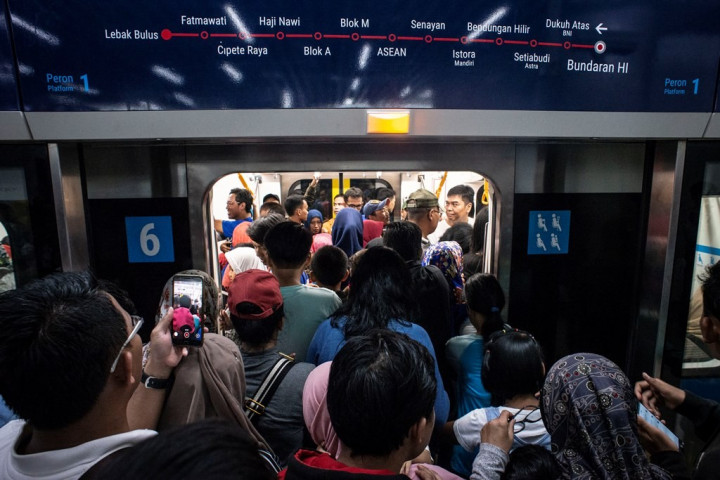 Pekerja Kantoran Mulai Beralih ke MRT