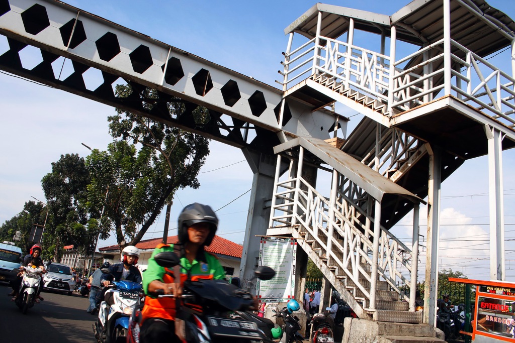 Kondisi JPO yang rusak di Pasar Minggu, Jakarta. Foto: MI/Bary Fathahilah.