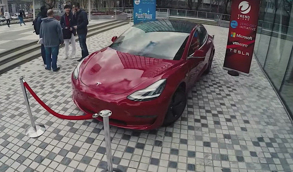 Tesla Motors akhirnya memberikan Model 3 dan USD 35 ribu sebagai hadiah kepada tim Fluoroacetate. Softnews.net