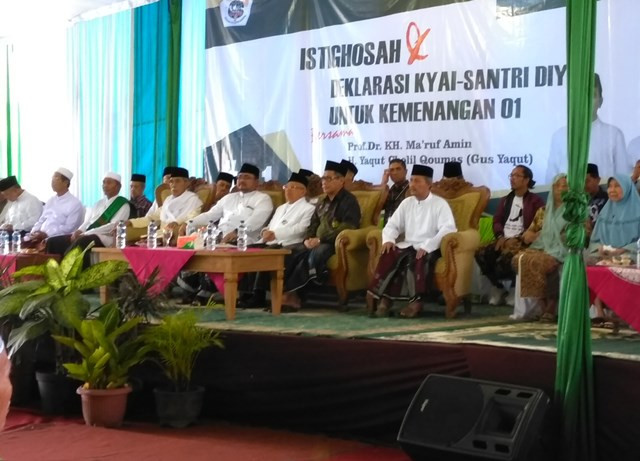 Santri Diajak Putihkan TPS