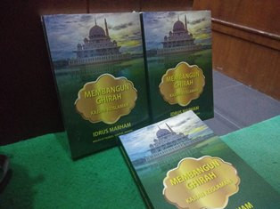Idrus Bagi-bagi Buku Usai Pleidoi