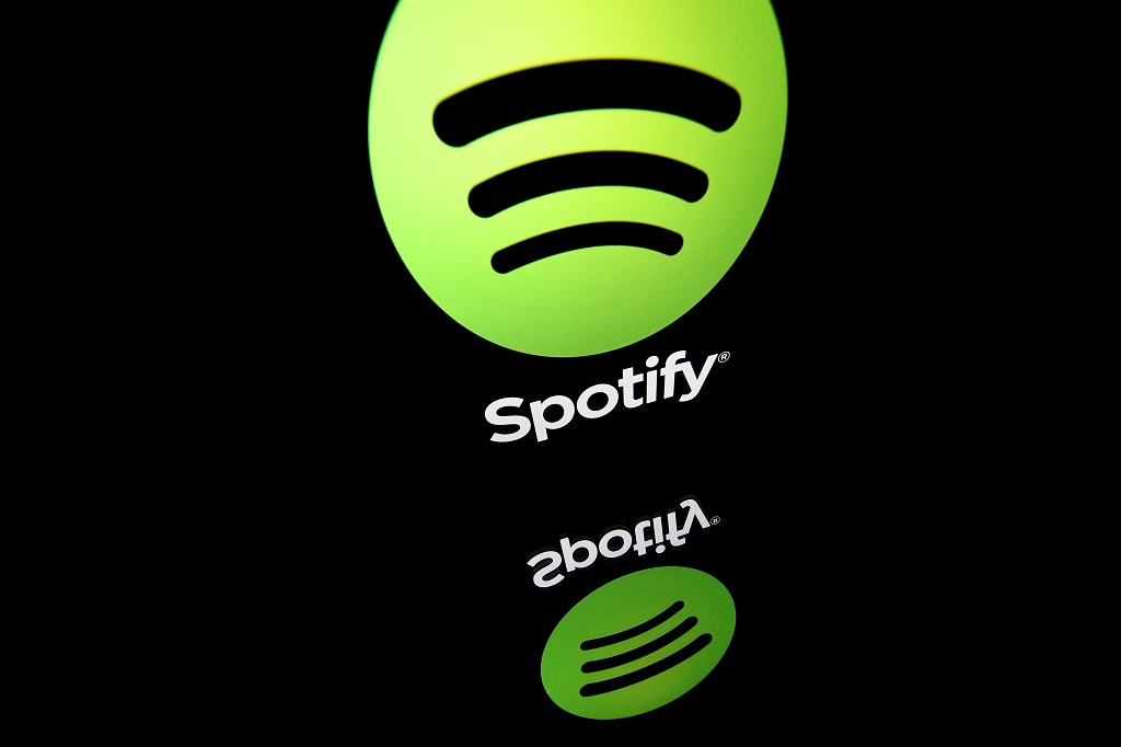 Spotify uji paket baru. (Photo by Lionel BONAVENTURE / AFP)