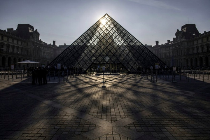 Paris Rayakan 30 Tahun Piramida Louvre