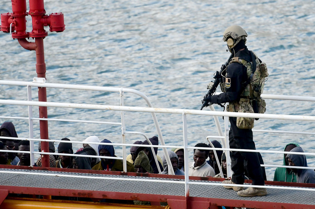 Migran Bajak Kapal Tanker yang Selamatkan Mereka