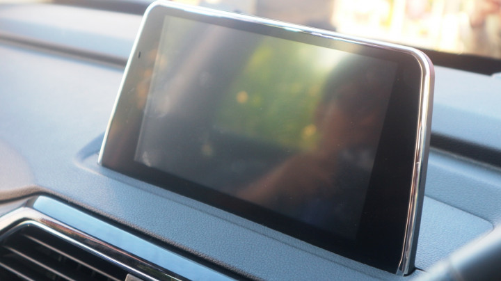 <i>Floating Headunit</i> Lebih Ramah untuk Pengemudi