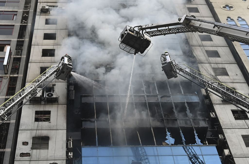 Pemadam kebakaran Bangladesh padamkan api di sebuah gedung perkantoran. (Foto: AFP).