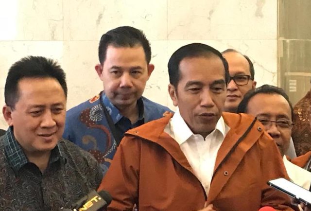 Jokowi Sibuk Teken Surat Jelang Debat Keempat