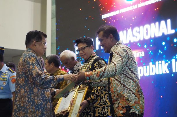 Wapres Jusuf Kalla saat menyerahkan penghargaan atas Apresiasi Kesetiaan kepada 10 orang sineas Indonesia yang telah berkarya lebih dari 30 tahun, Kemendikbud/BKLM.