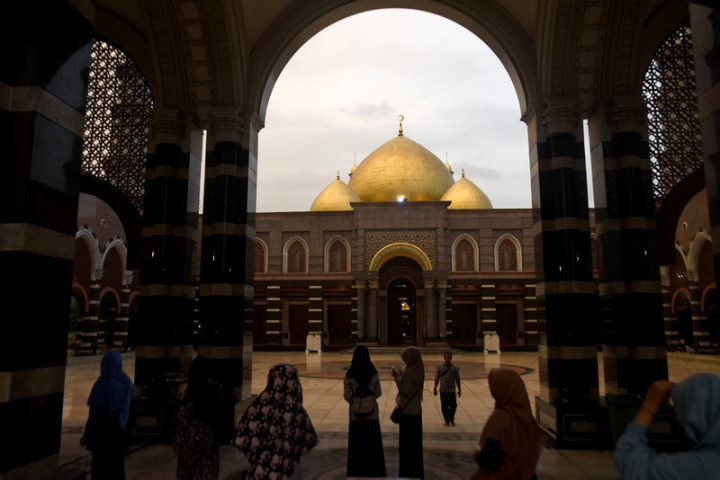 Mengintip Megahnya Masjid Kubah Emas Depok