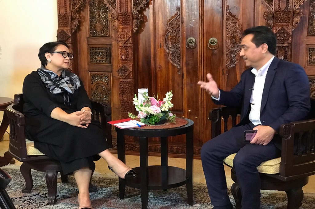 Menteri Luar Negeri Retno Marsudi bersama Pemimpin Redaksi Medcom.id, Abdul Kohar dalam program Newsmaker. (Foto: Fajar Nugraha/Medcom.id).