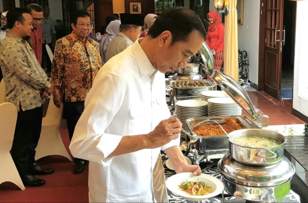 Jokowi Santap Masakan Padang Sebelum Debat