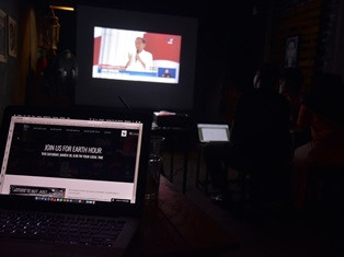 Warga Pekanbaru Matikan Lampu Saat Debat Capres