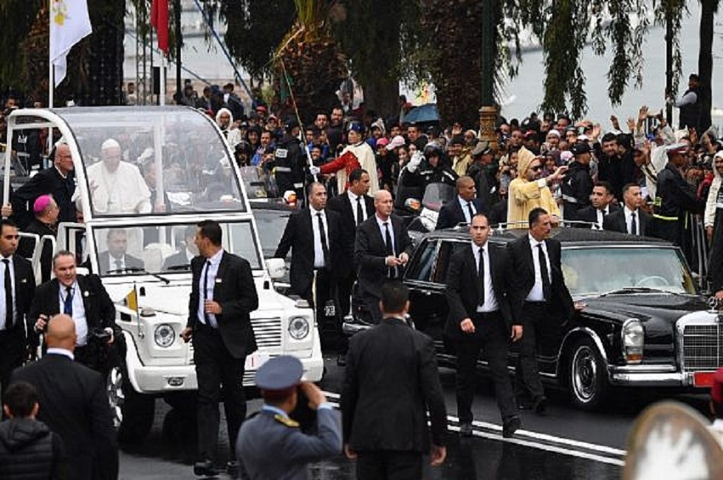Paus Fransiskus (kiri) dan Raja Mohammed VI menyapa warga di Rabat, Maroko, Sabtu 30 Maret 2019. (Foto: Alberto Pizzoli/AFP)