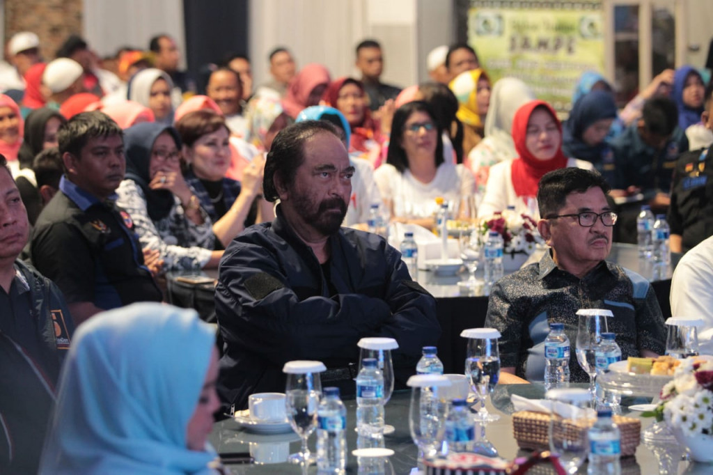 Ketua Umum Partai NasDem, Surya Paloh saat nonton bareng di rumah pribadi, Wali Kota Makassar, Moh. Ramdhan Pomanto, di Makassar, Sulawesi Selatan, Sabtu malam, 30 Maret 2019. Medcom.id/Muhammad Syawaluddin.