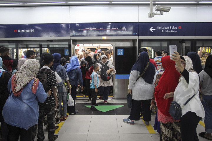 Antusiasme Warga di Hari Terakhir MRT Gratis