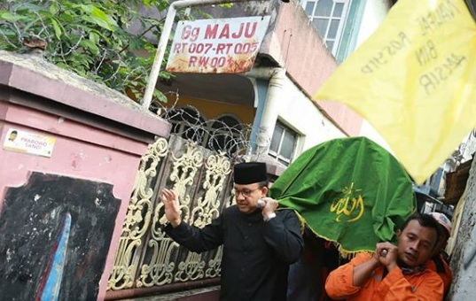 Anies Gotong Jenazah Anggota PPSU