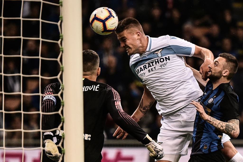 Sergej Milinkovic-Savic menyundul bola umpan silang Luis Alberto. (BERTORELLO / AFP)