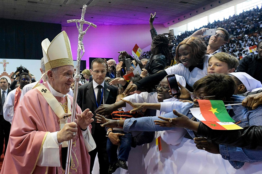 Paus Fransiskus dalam acara misa di gedung olahraga di Rabat, Maroko, 31 Maret 2019. (Foto: AFP/VATICAN MEDIA)