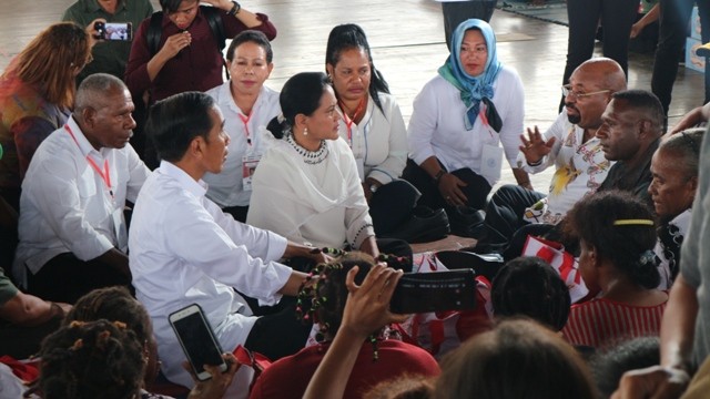 Jokowi Visits Sentani Flash Flood Victims
