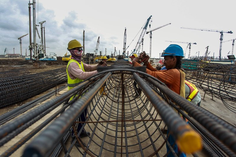 Pekerja menyelesaikan pembangunan konstruksi Bandara New Yogyakarta International Airport (NYIA) di Kulon Progo, DI Yogyakarta, Jumat (14/12/2018). ANTARA FOTO/Andreas Fitri Atmoko.