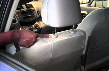 Cara Setel Sandaran Kepala Mobil yang Benar