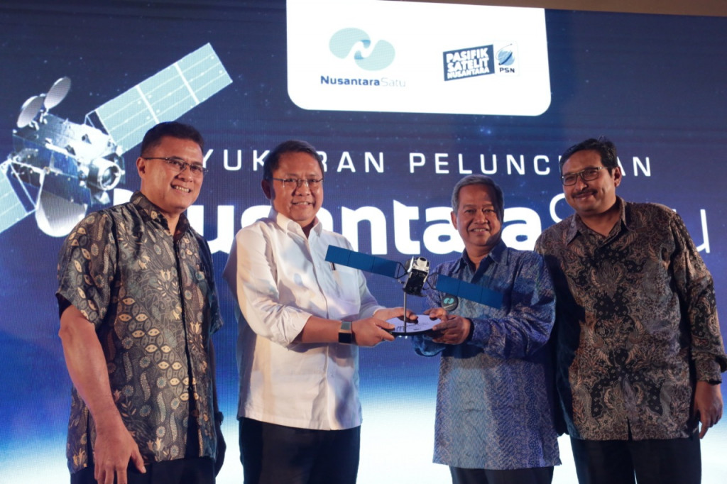 Menkominfo Rudianatara (kemeja putih) bersama Direktur Utama PSN Adi Rahman Adiwoso (batik biru) melakukan peresmian dan syukuran atas keberhasilan satelit Nusantara Satu mengudara.