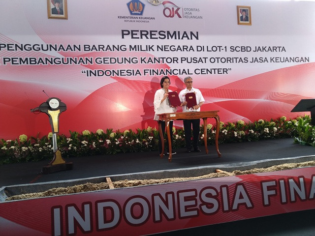 Ketua Dewan Komisioner OJK Wimboh Santoso (kanan), Menteri Keuangan Sri Mulyani (kiri) - - Foto: Medcom.id/ Ilham Wibowo