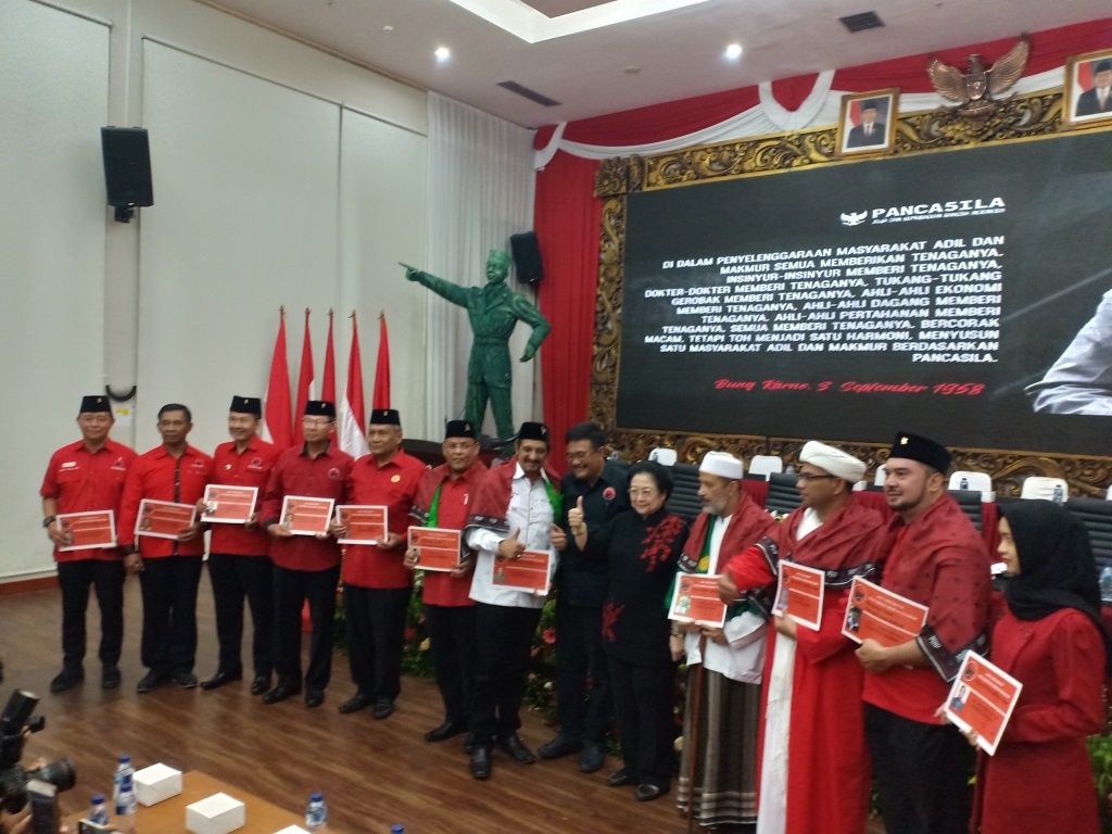 PDI Perjuangan Bagikan Kartu Anggota ke Habib dan Purnawirawan