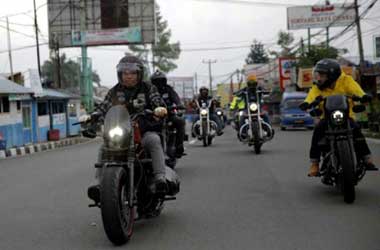Begini Formasi Turing dan Konvoi Motor yang Aman