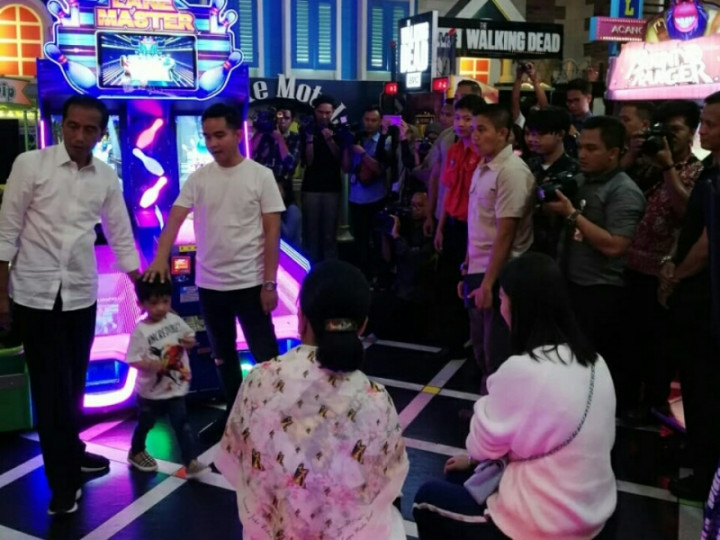Presiden Jokowi Luangkan Waktu Menemani Cucu Bermain