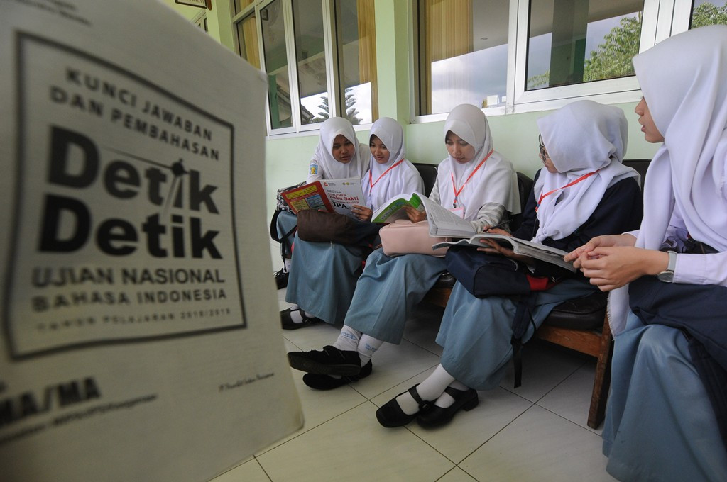Sejumlah siswa belajar bersama saat menanti pergantian jadwal gelombang kedua Ujian Nasional Berbasis Komputer (UNBK) di SMA Negeri 1 Salatiga, Jawa Tengah. (Foto: ANTARA/Aloysius Jarot Nugroho)
