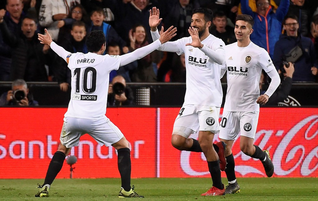 Momen saat Ezequiel Garay (tengah) berselebrasi dengan rekan setimnya di Valencia usai membobol gawang Real Madrid (Foto: AFP/Jose Jordan)