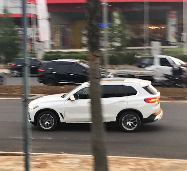 Penampakan All New BMW X5 yang sedang uji coba jalan di Indonesia. Instagram.com/@alexwawan91