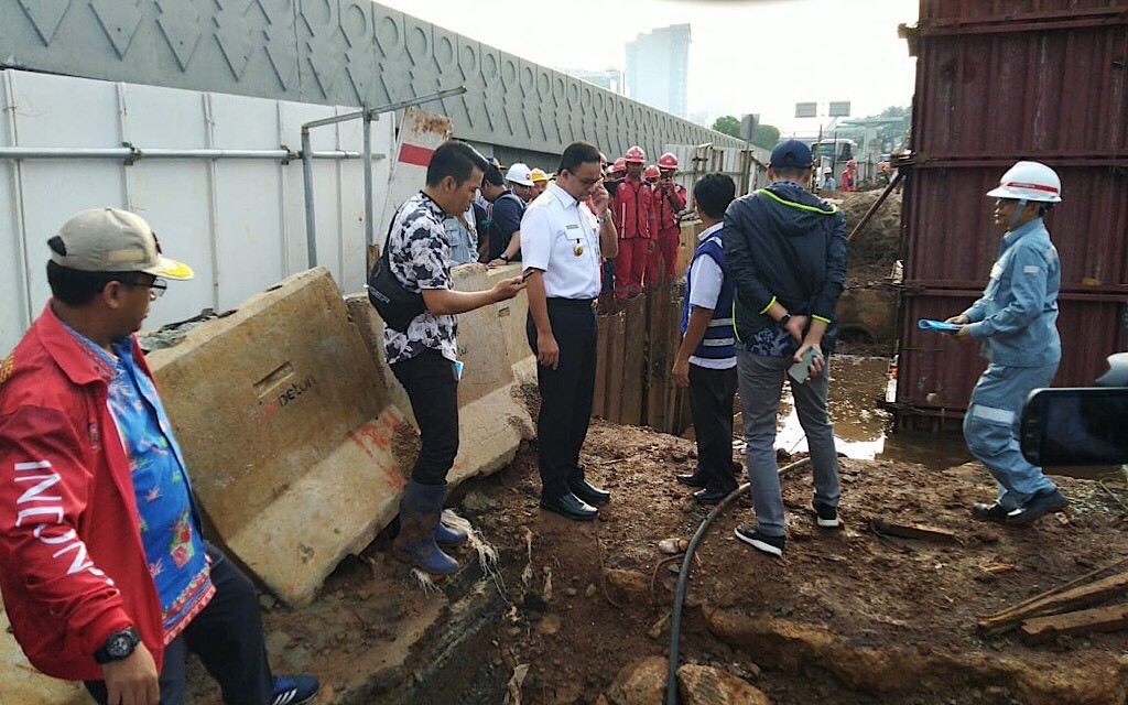 Gubernur DKI Jakarta Anies meninjau lokasi genangan di sekitar proyek pembangunan LRT. (Foto: Medcom.id/Theofillus Ifan)