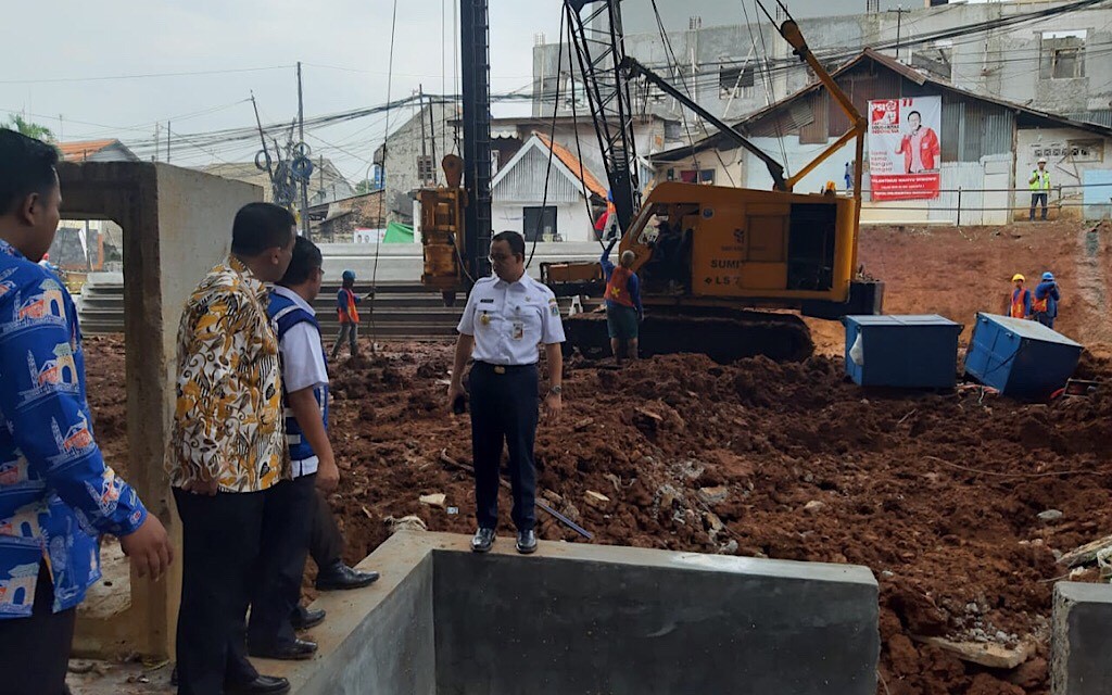 Gubernur DKI Jakarta Anies Baswedan saat meninjau saluran air di kolong Tol Bekasi-Cawang-Kampung Melayu (Becakayu). (Foto: Medcom.id/Theofillus Ifan)
